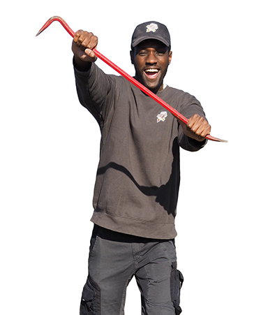 Mitarbeiter der Räumungsrakete bei einer Entrümpelung in Trier mit Brecheisen