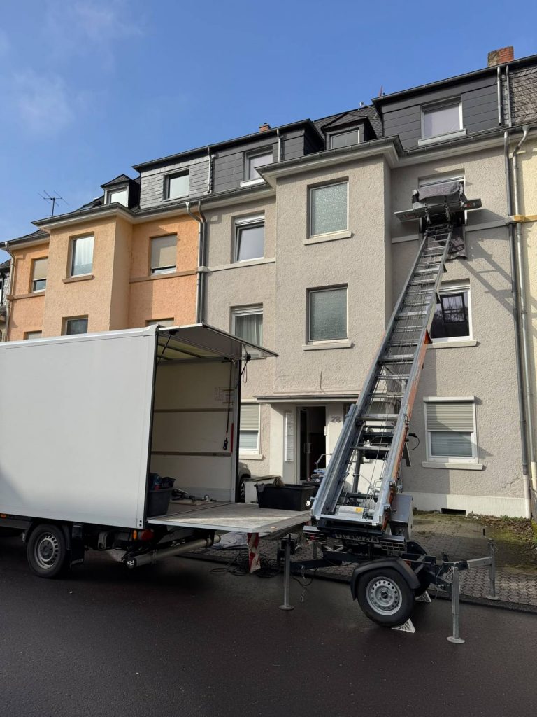Lift ausgefahren bis zum 3. OG eines Altbaus
