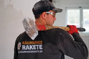 Entrümpelung und Abbrucharbeiten in Trier – Mitarbeiter der Räumungsrakete bei Innenarbeiten